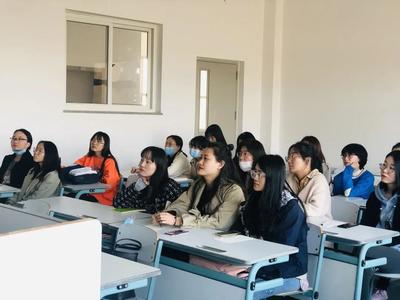 英語學院召開2018級研究生就業(yè)指導會，聚焦高效尋聘